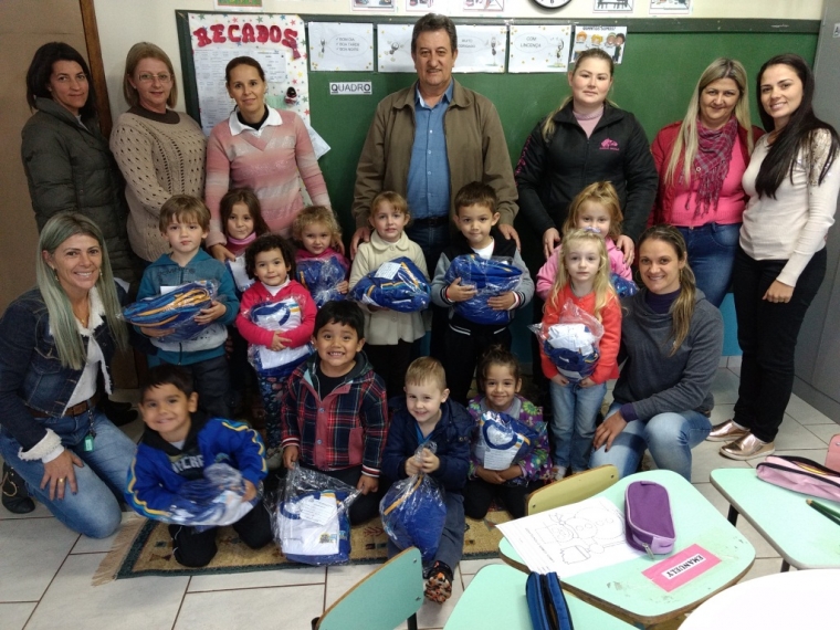 Secretaria de Educação de Nova Laranjeiras entrega uniformes para alunos da rede Municipal
